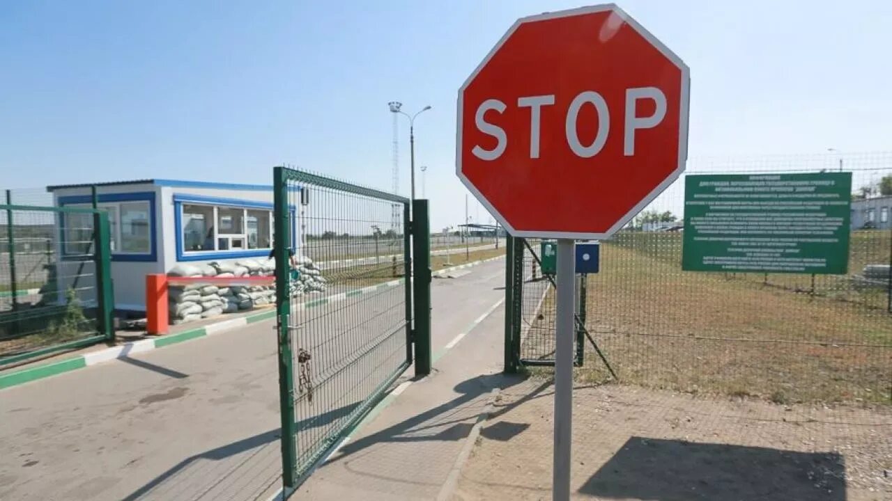 Фуры литовско белорусская граница. Пункт пропуска через государственную границу рф. Граница закрыта. Литовско-белорусская граница очередь из фур. Таможенный пост на гран це с литвой.