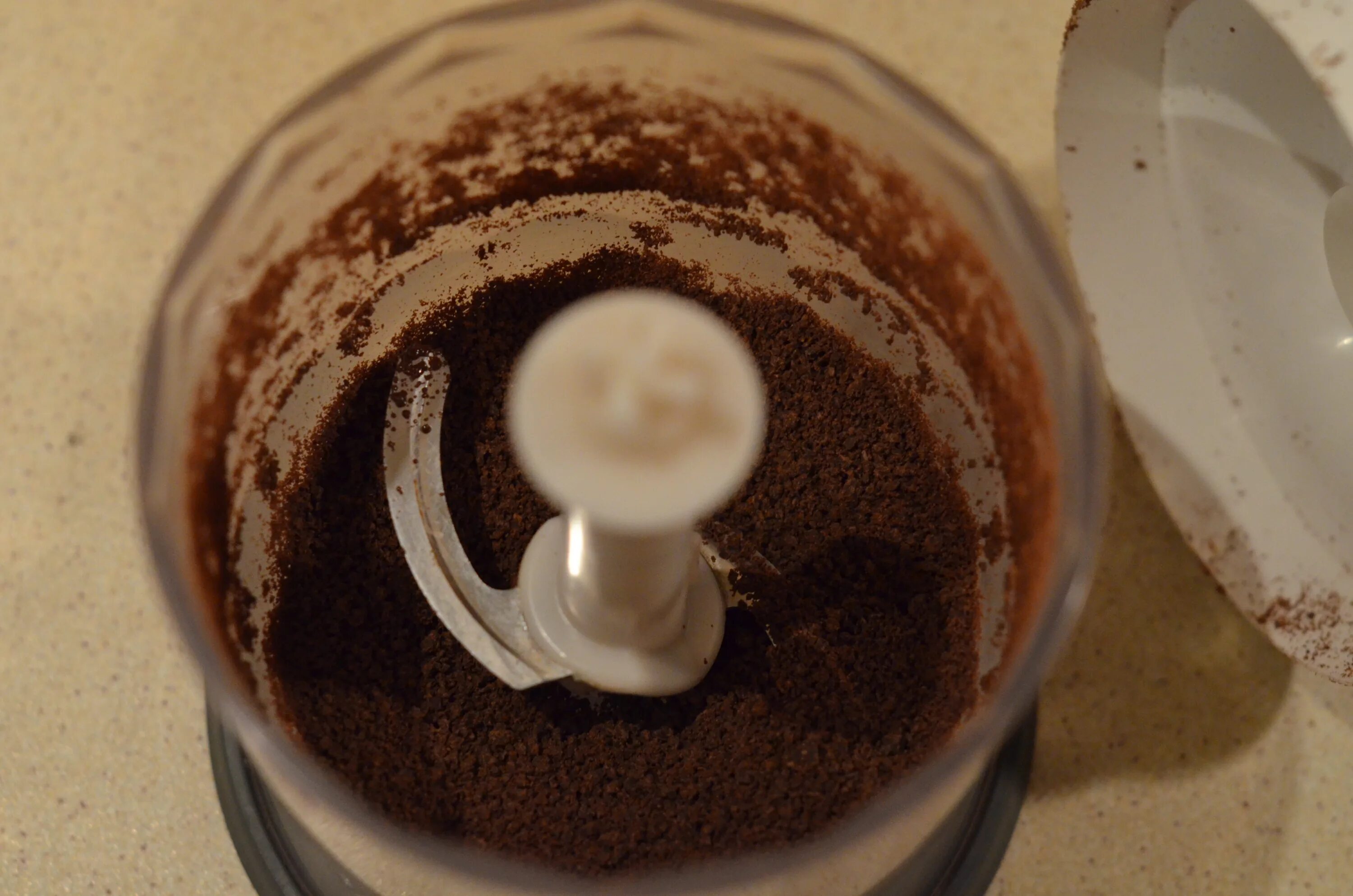 Как сварить кофе в зернах. Измельчить кофе в блендере. Молоть кофе блендером. Блендер для измельчения кофейных зерен. Размельченное кофе в кофемолке.