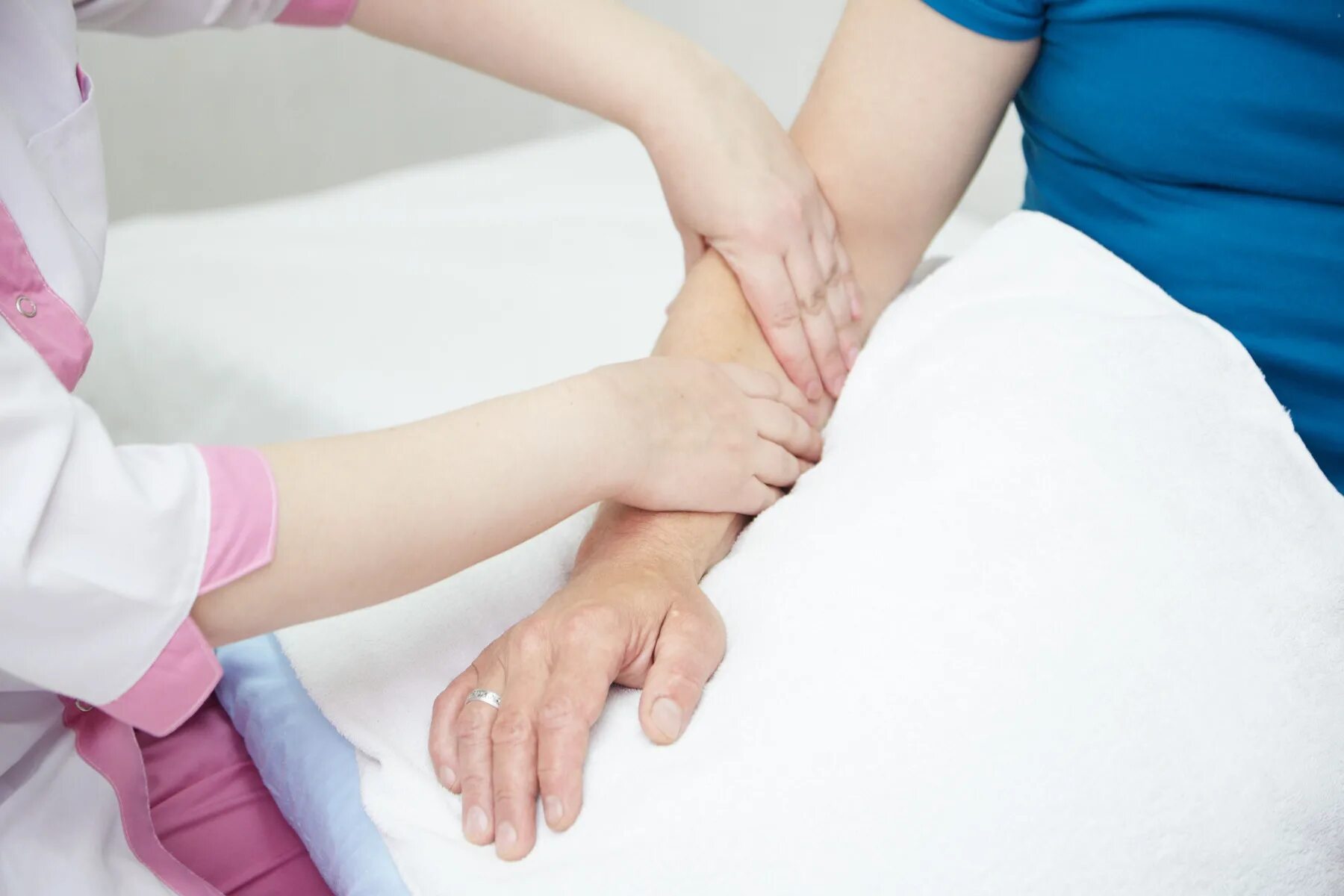 Лечебная физкультура после флебэктомии нижних конечностей. Массаж рук и ног. Массаж конечностей после инсульта. Массаж ног после инсульта. Массаж после инсульта.