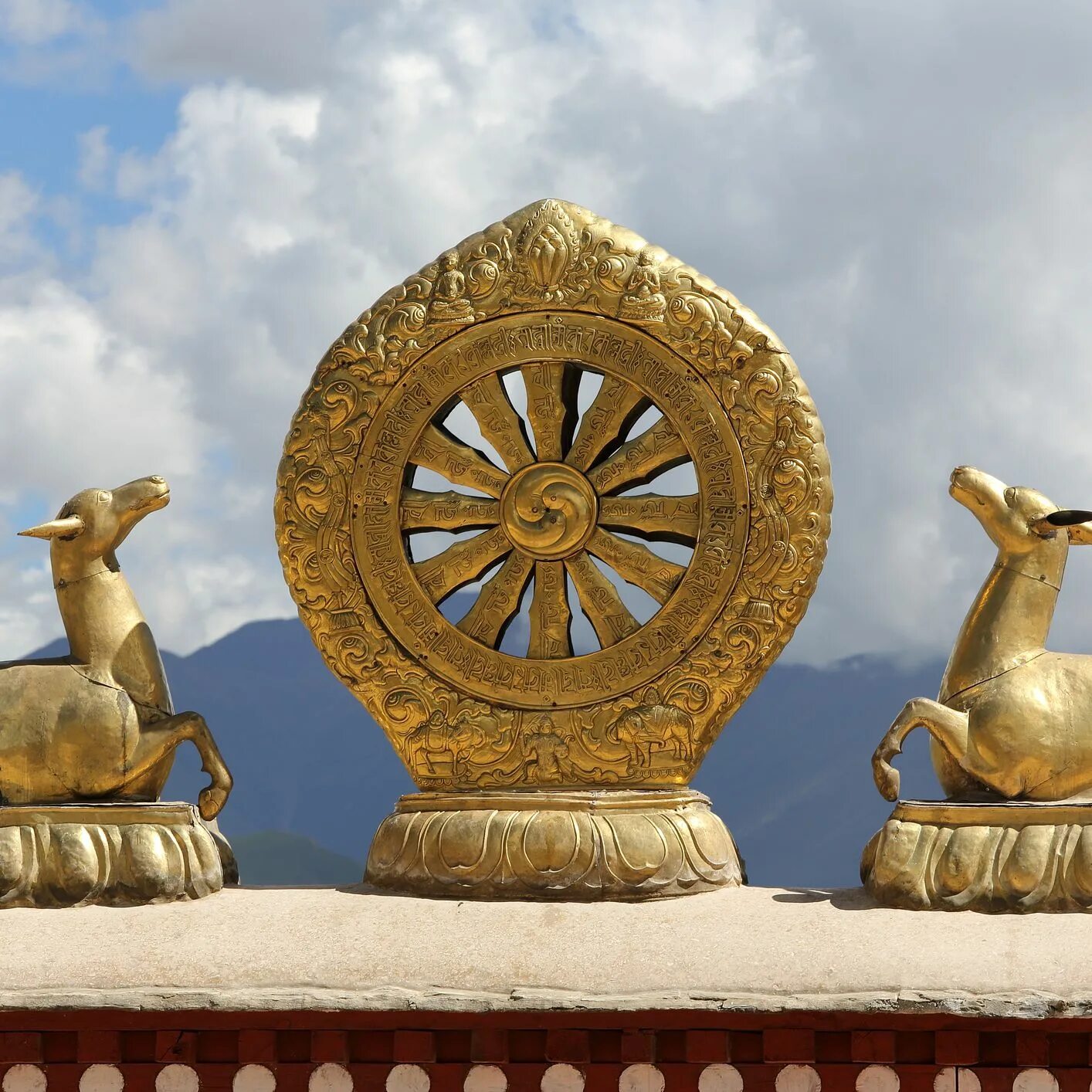 Воин дхармы. Колесо Дхармачакра. Дхармачакра храм Индии. Символ буддизма Дхармачакра. Колесо Дхармы (Дхармачакра).