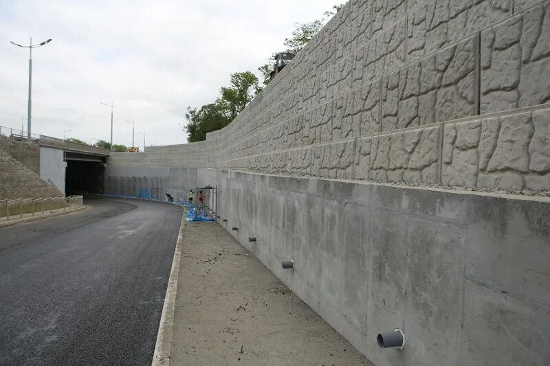 подпорная стена вдоль дороги. подпорная стена макволл. габионные подпорные стены. инженерная защита оползневых склонов. укрепление склонов от оползней.