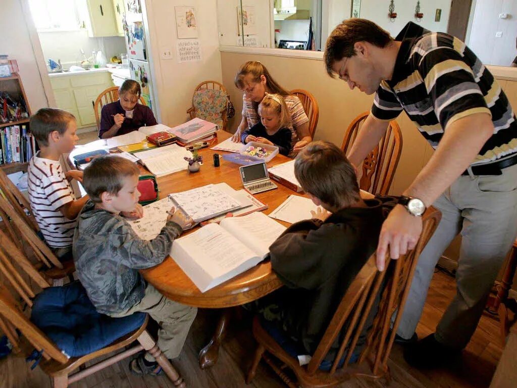 Родители учатся в школе. Домашнее образование. семейное образование. школьник с родителями. домашнее обучение в школе.