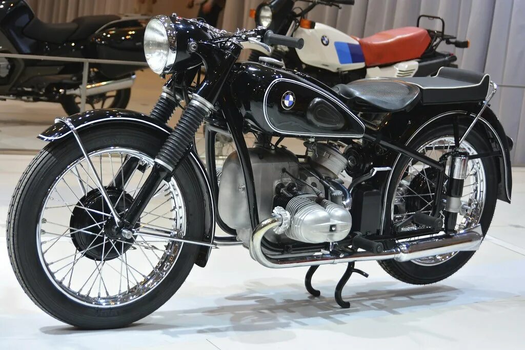 Bmw мотоцикл москва. Первый прототип мотоцикла. Мотоцикл bmw r12. Bmw r35 1951. Мотоцикл бмв ретро.