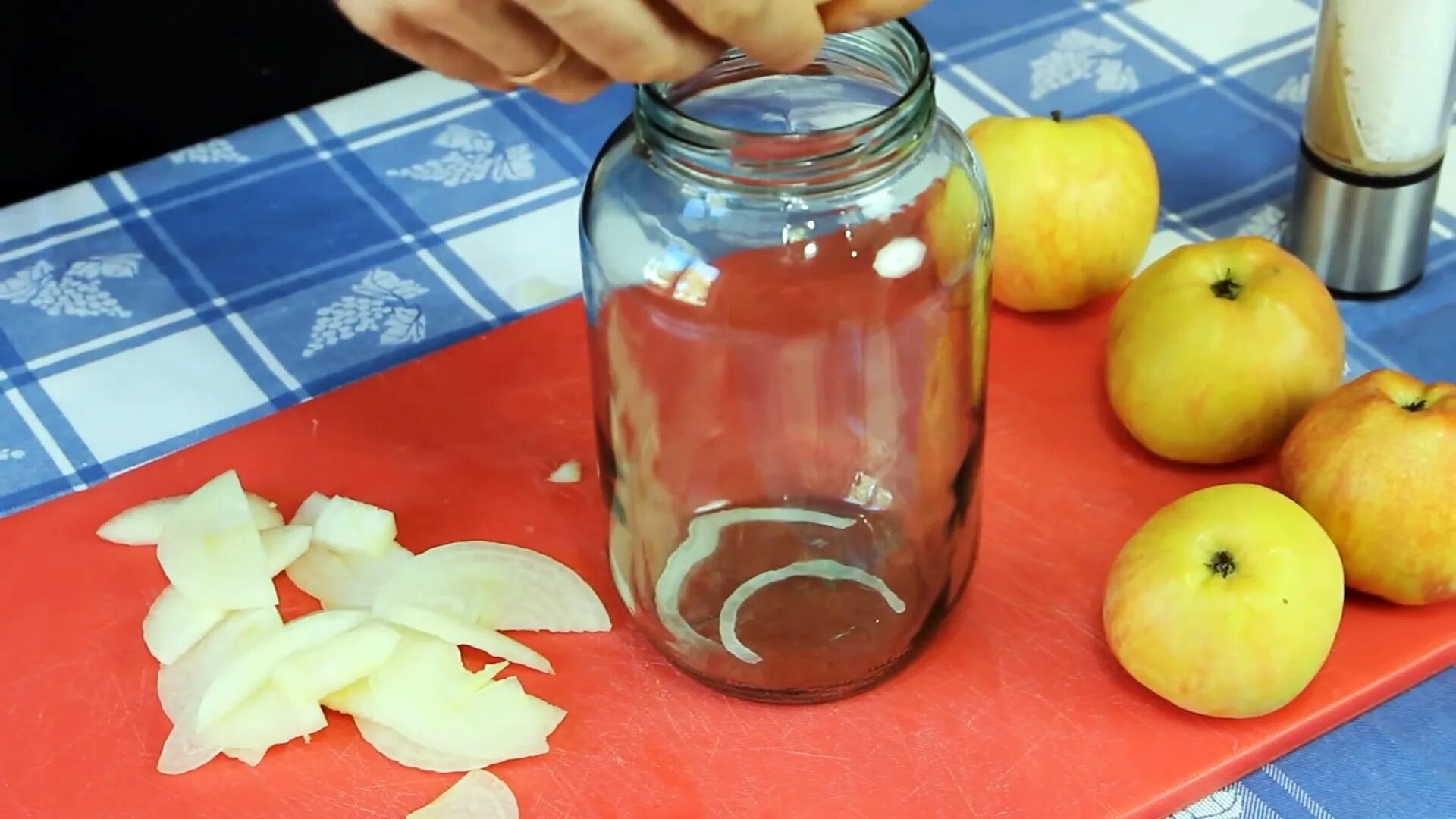 Куриная печень с луком яблоками в духовке. Печень с яблоками в банке. Печень с яблоками в банке в духовке. Печенка куриная с яблоками в банке. Печень в банке с луком и яблоками духовке куриная.