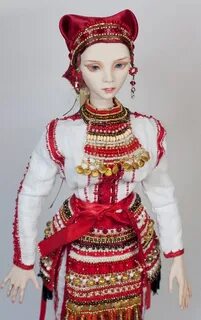 Мордовская кукла в национальном костюме