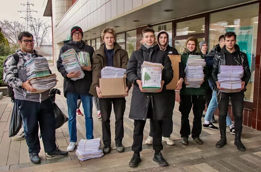 Дети собирают макулатуру. Ученики собирают макулатуру. Сборы в школу фото. Что такое макулатура в школе. Сбор макулатуры акция.