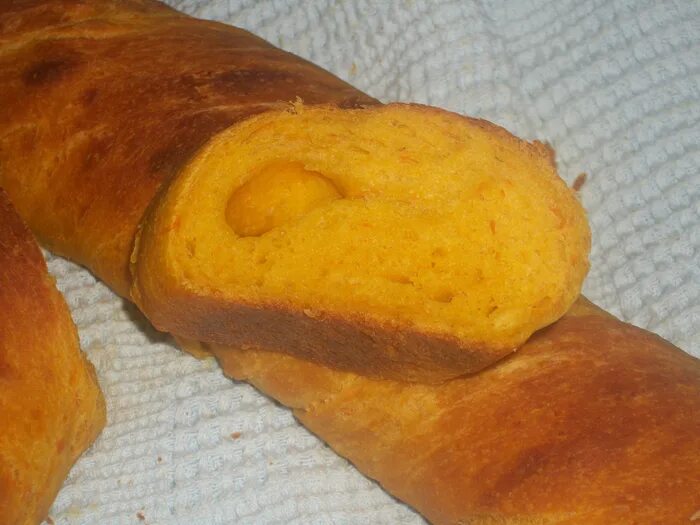 батон хлеба. булка батон. желтый батон внутри. батон горчичный. батон.