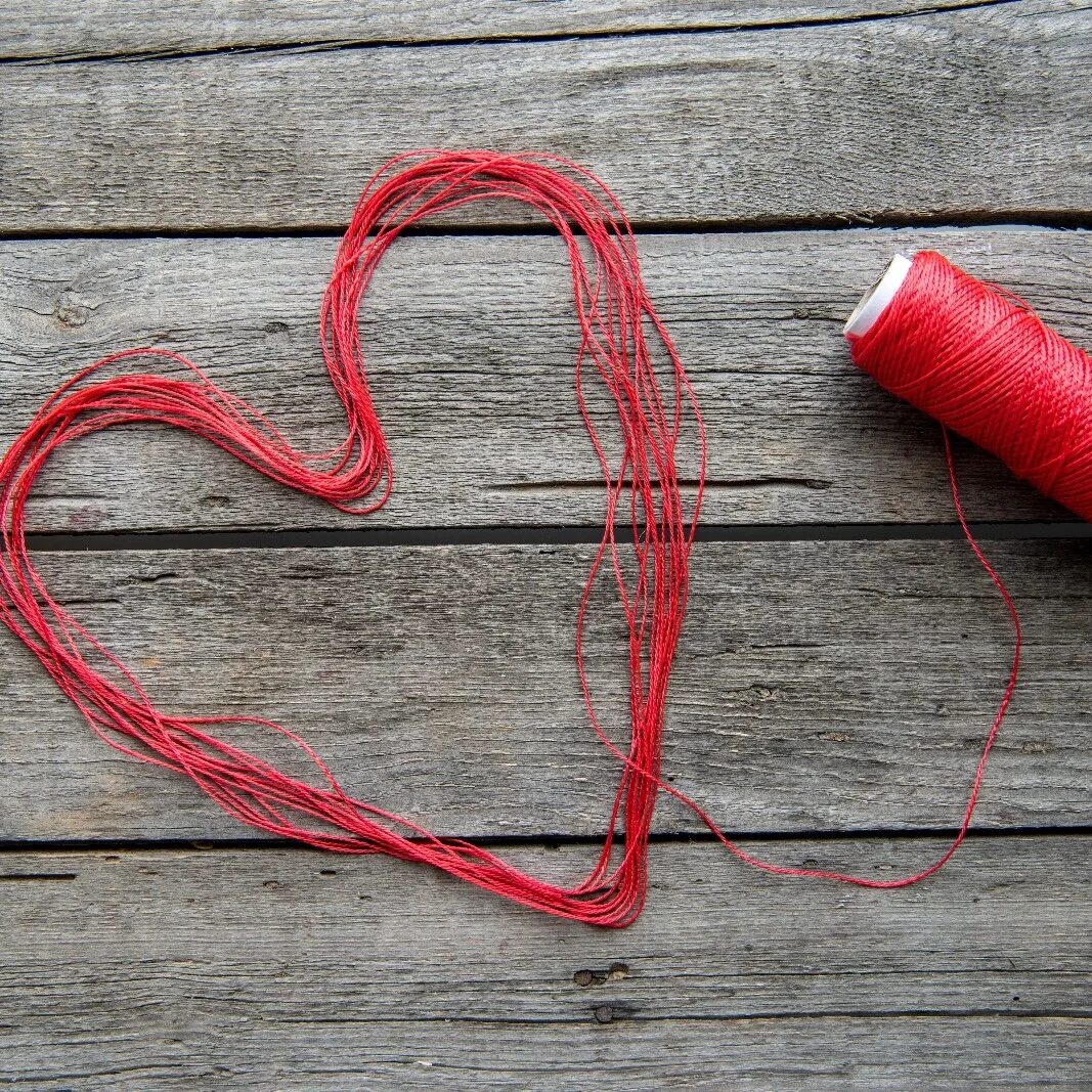 Кусок нитки. Нитки красные. Красная нить. Сердце из ниток. Сердце из красных ниток.