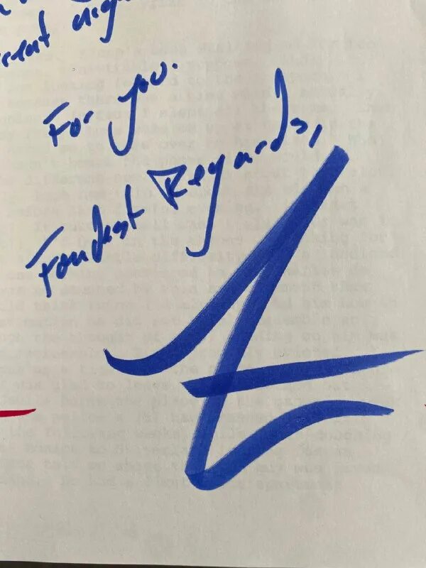 неймар подписывает автограф. автограф артиста. подпись ангела. как выглядит автограф. как выглядит автограф.