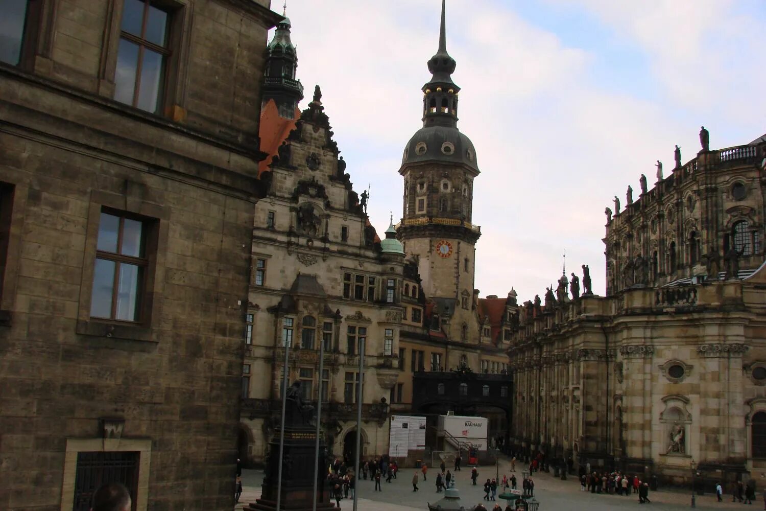 Dresden достопримечательности. Дрезден 20 век. Дрезден архитектура города. Фрауэнкирхе дрезден. Дрезден площадь.