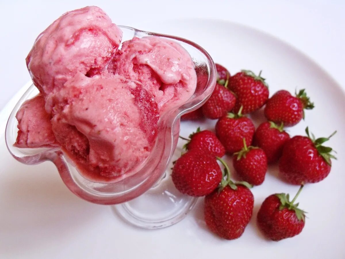 Frozen yogurt мороженое. Мороженое с ягодами. Йогуртовое мороженое. Мороженое из клубники со сливками в домашних. Холодные десерты.