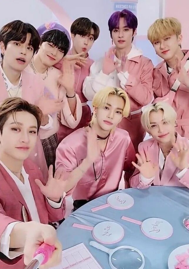 Stray kids обои на телефон. Stray kids love stay. Stray kids love stay. Фанмитинг stray kids 2022. Stray kids стей.