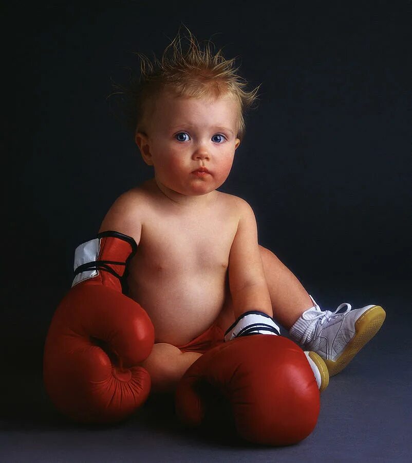 Крепкий малыш 2. Ребенок в боксерских перчатках. Ребенок. Мальчик в боксерских перчатках. Маленькие дети спорт.