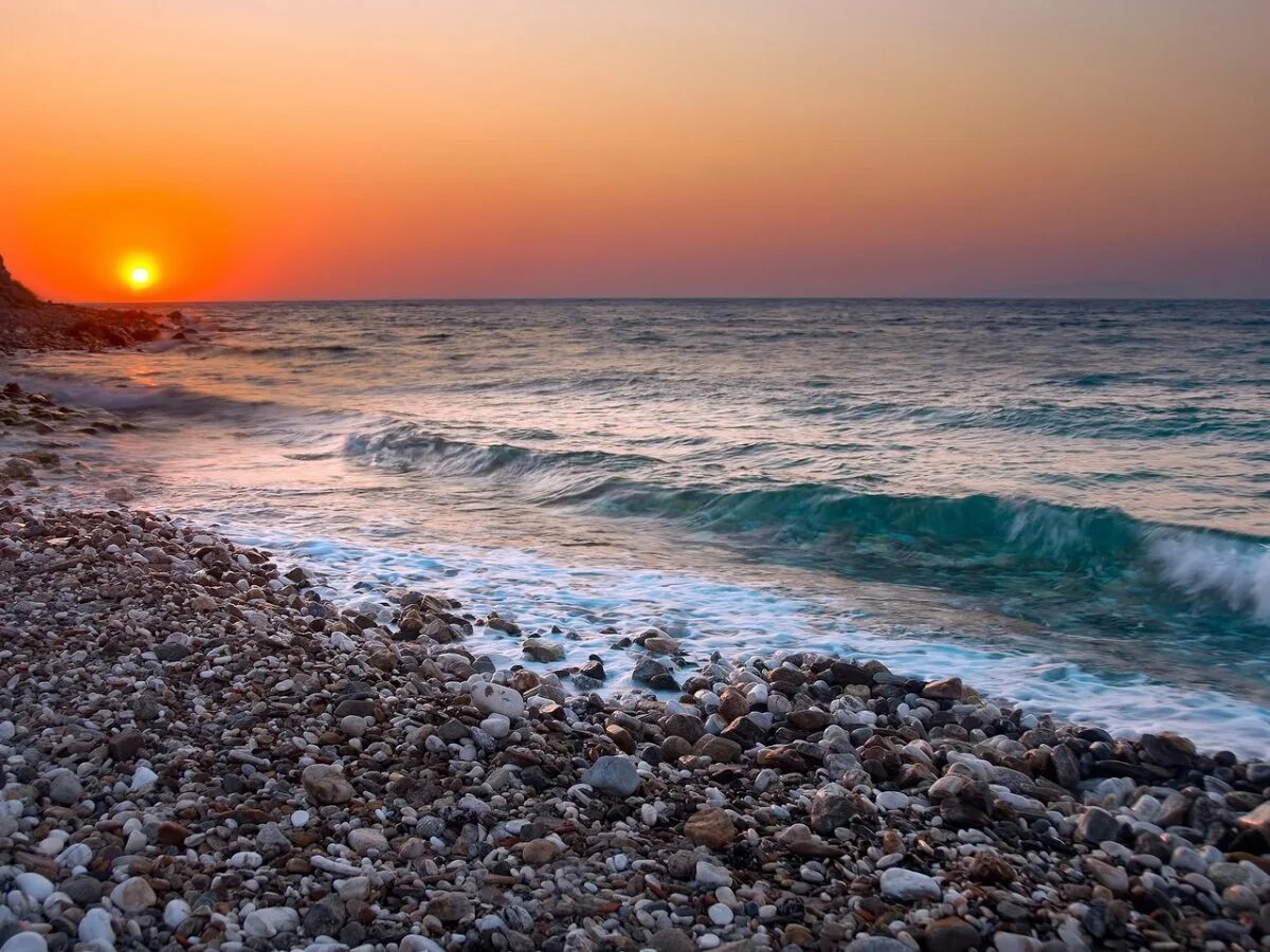 Побережье черного моря пляж. Черное море. каменистый пляж закат. черное море пляж. сочи море солнце.