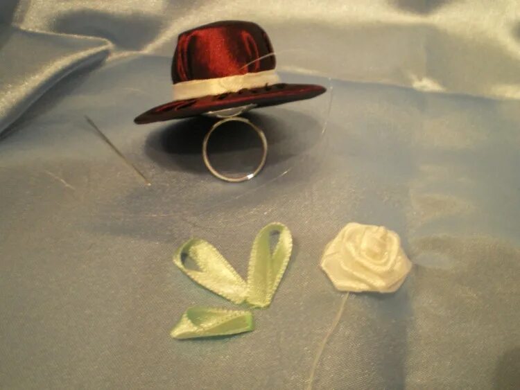 Кольцо шляпа. Шляпа с кольцами. Обручальное кольцо со шляпкой. Кольца для головных уборов. Золотое кольцо шляпа.