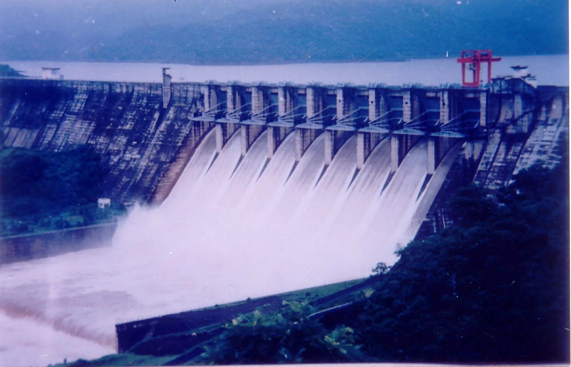 Падающая вода с плотины