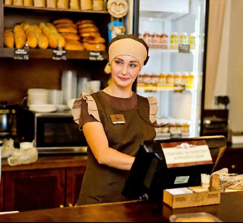 продавец продовольственных товаров. красивая продавщица. продавщица. две продавщицы в магазине. девушка продавец.