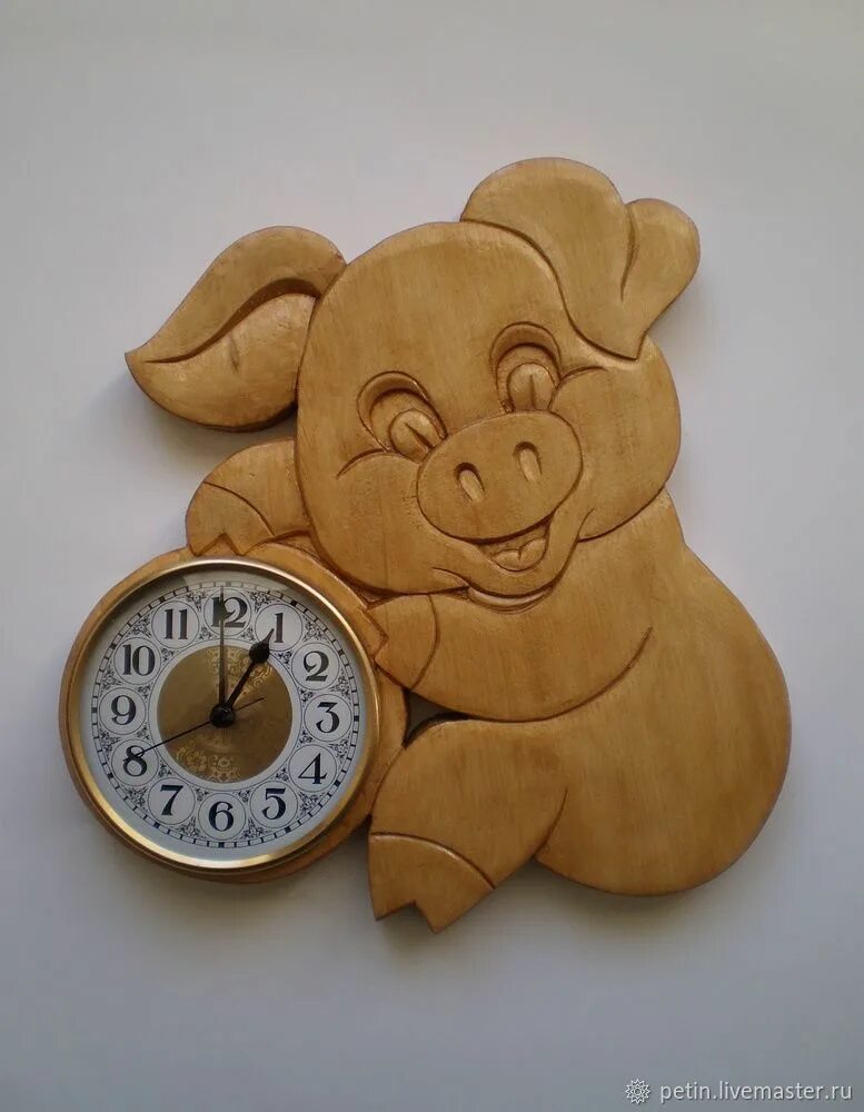 Часы с поросенком. Настольные часы поросенок. Часы циферблат свинья. Настольные часы поросенок. Часы из дерева настенные ручной работы.