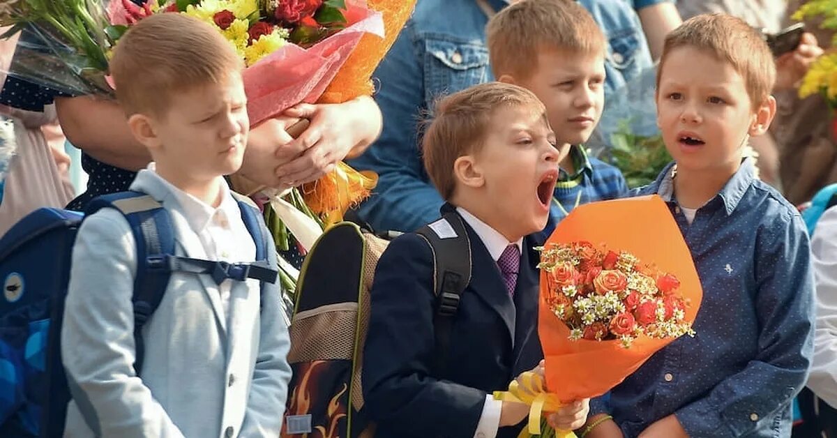 Ученик особенной школы. Линейка 1 сентября. День знаний в России. Школьники России день знаний. Первоклассники на линей.