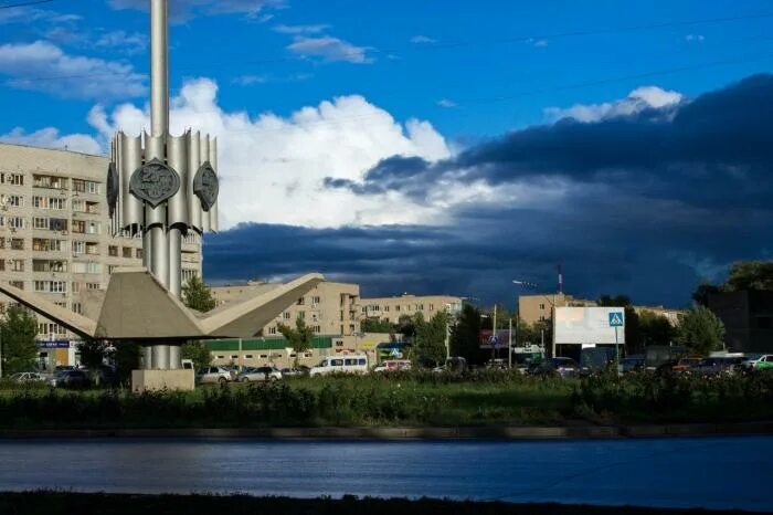 Москва волжский волгоградская область. Город волжский стелла. волжский волгоградская область стелла. стела «городу-герою волгограду». площадь труда волжский.