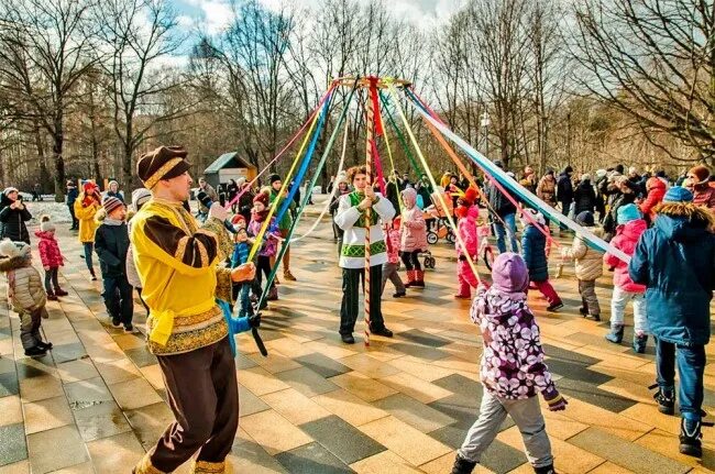 Масленица парк 50 летия октября. Гуляние в парке. Массовые гуляния в парке. Архангельск гулянье в парке.