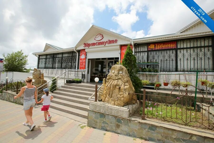 Кафе геленджика фото Вход в кафе Picture of Cafe Prokhlada, Gelendzhik Tripadvisor