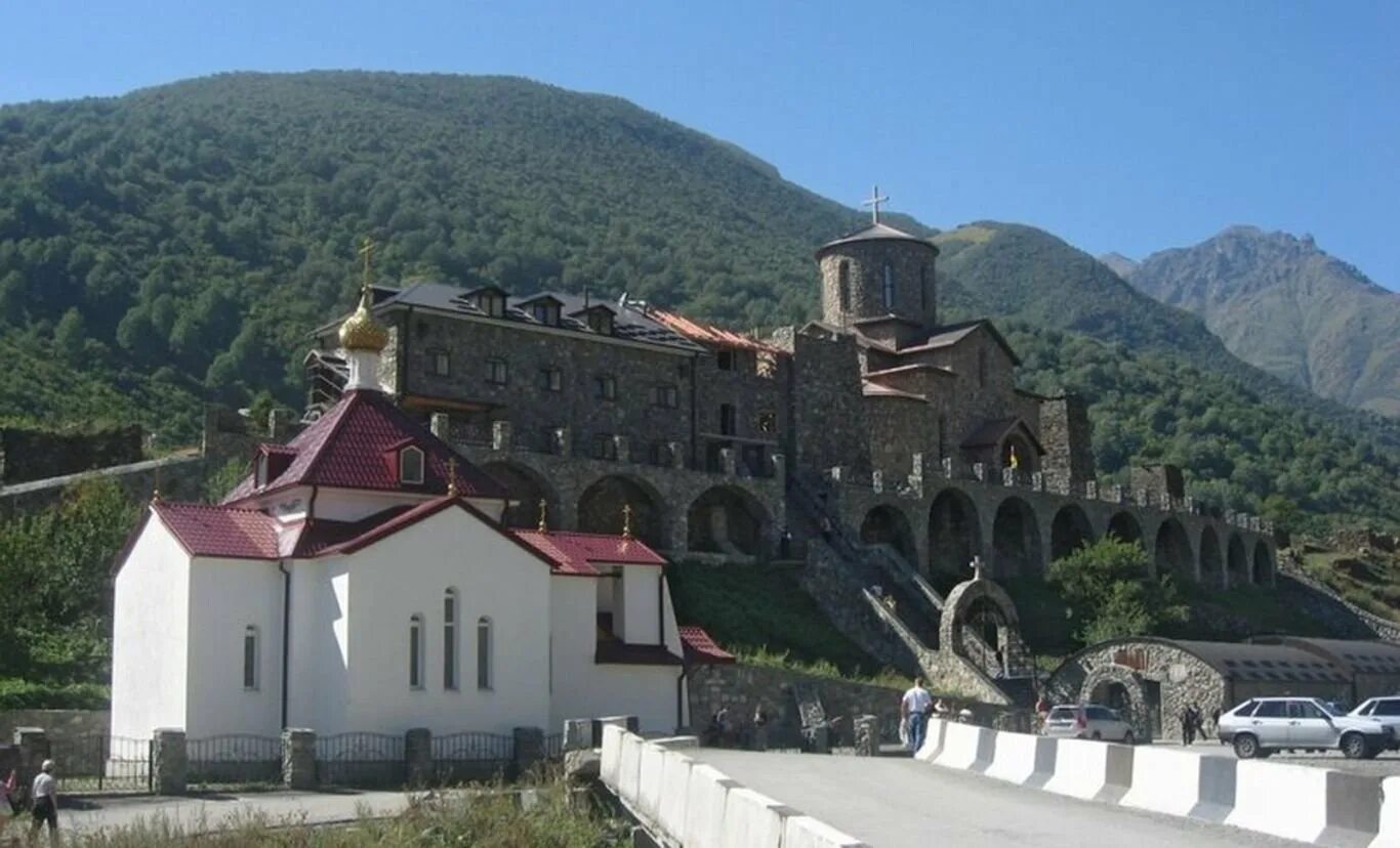 Аланский успенский монастырь северная. Аланский монастырь Фиагдон. Мужской монастырь в Северной Осетии Фиагдон. Аланский Свято-Успенский мужской монастырь. Монастырь Фиагдон Владикавказ.