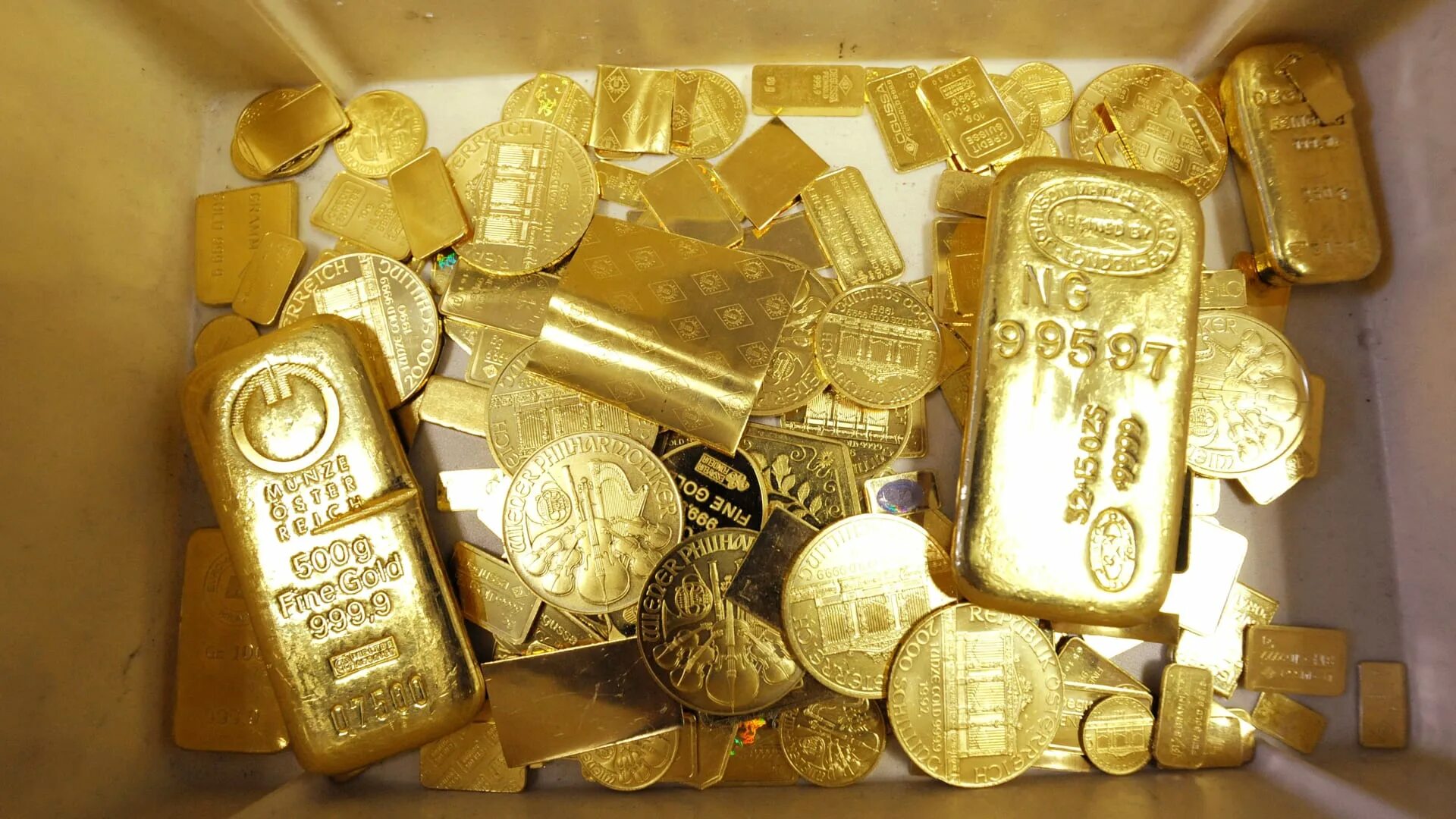 Купить бу золотые. Золотые слитки и монеты. Маленькие слитки золота. Слитки и монеты из золота. Золотые слитки Российской империи.