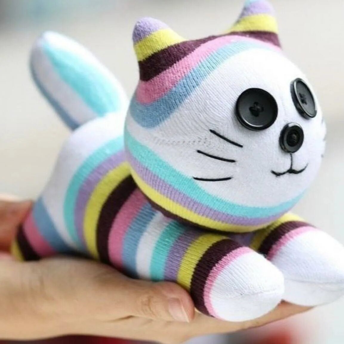 Вставляют игрушки. Игрушки из носков. Игрушка из носка. Мягкие игрушки из носочков. Игрушка кот из носка.