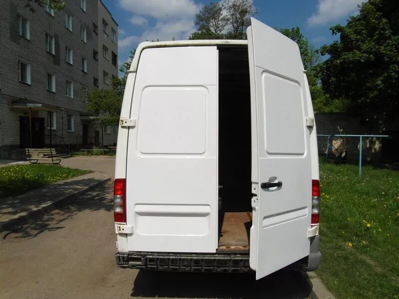 Volkswagen crafter грузовой отсек. Vw transporter t5 задние распашные двери. Hyundai h1 2008 дверь задняя левая. Hyundai h1 cargo. Hyundai h1 фургон.