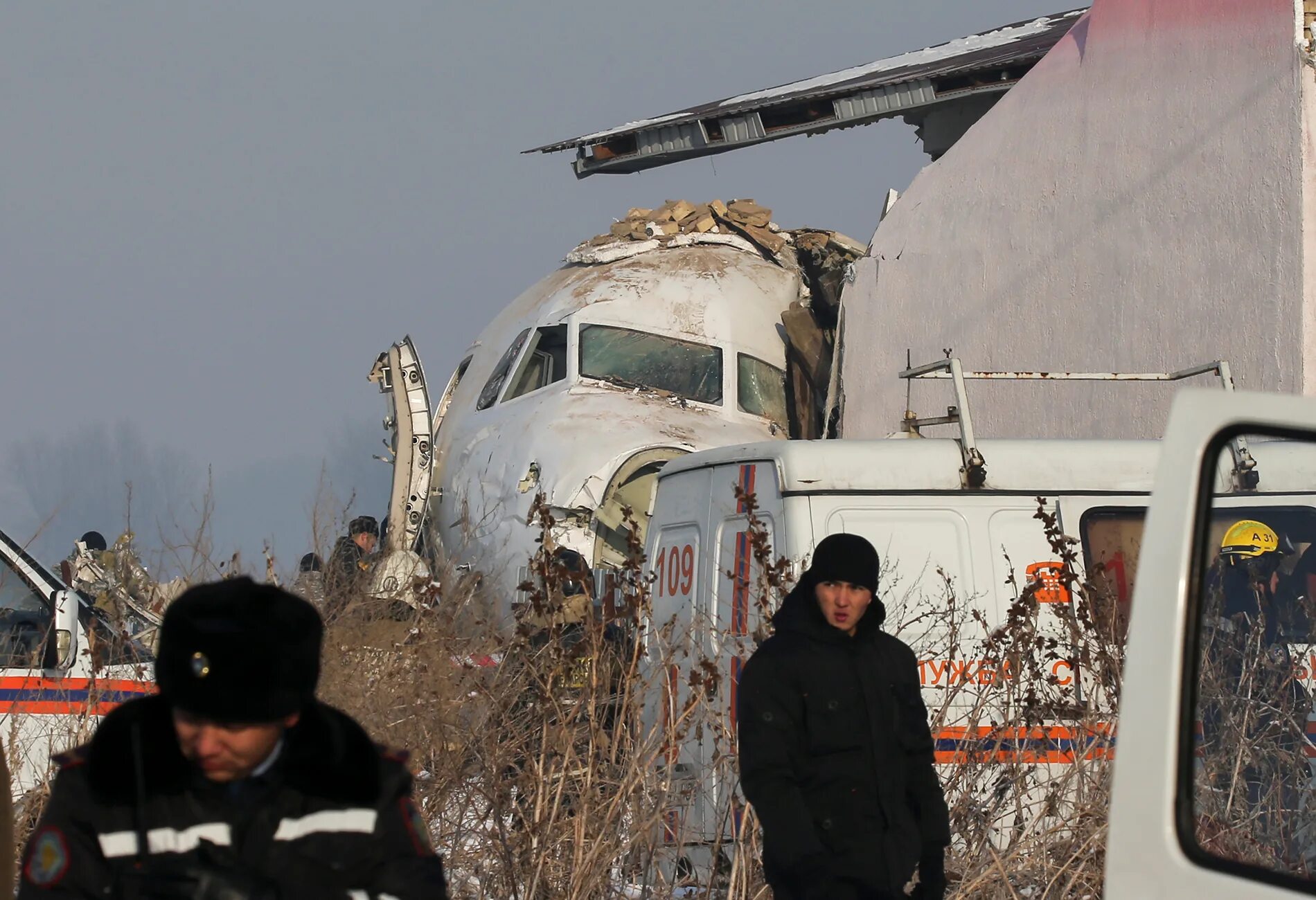 Катастрофа ту-154 в Алма-Ате. Авиакатастрофа в Алма Ате 2019. Катастрофа Fokker 100 под Алма-атой. Fokker 100 bek Air катастрофа. Авиакатастрофа air