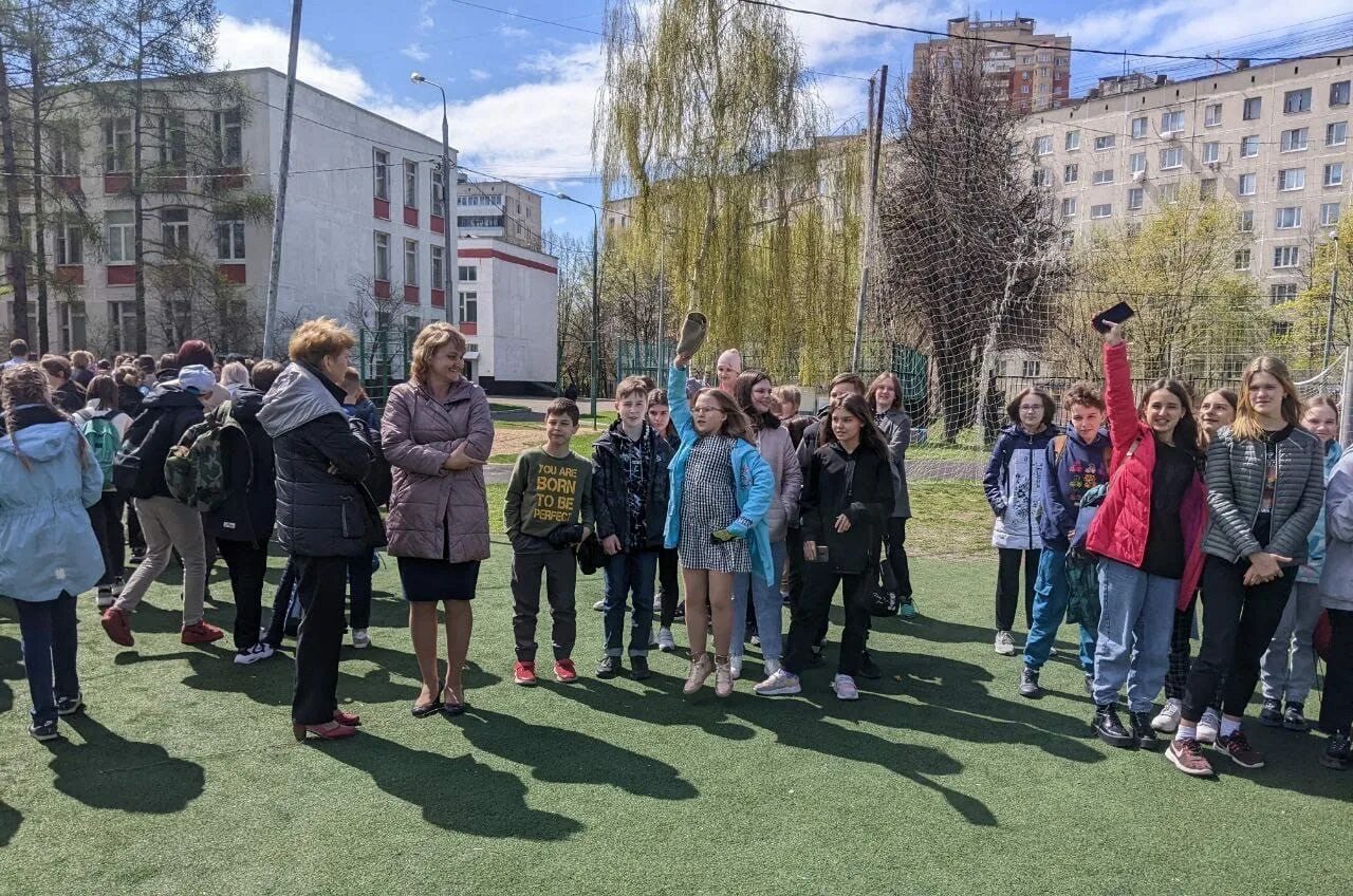 Школьную пожарную тревогу. Школьную пожарную тревогу. Пожарная тренировка в школе. Школьную пожарную тревогу. Школьную пожарную тревогу.