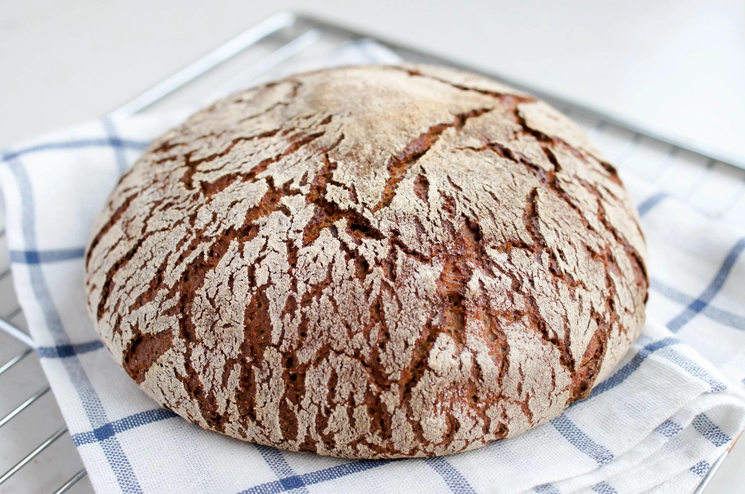 Хлеб ржаной подовый. Хлеб финский ржаной. Хлеб Финляндии рейкялейпя. Подовый хлеб на закваске.