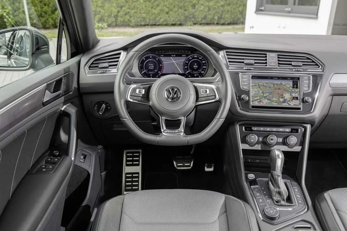 Купить салон тигуан. Volkswagen Tiguan 2016 салон. Фольксваген Тигуан 2020 салон. Volkswagen Tiguan 2017 Interior. Volkswagen Tiguan r line салон.