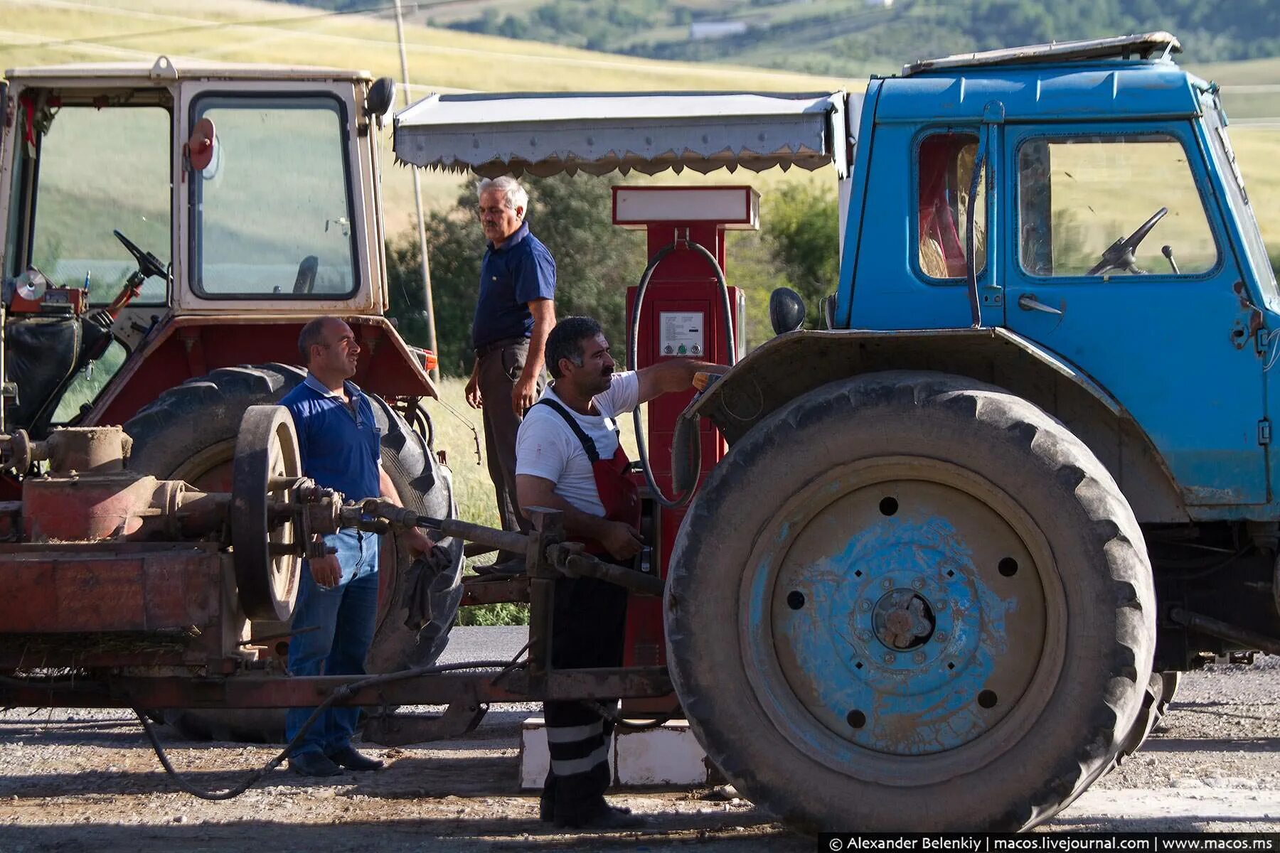 Заправляют трактор. Трактор солярка. Трактор солярка. Тнвд трактор т 25. Слить солярку с мтз 82.