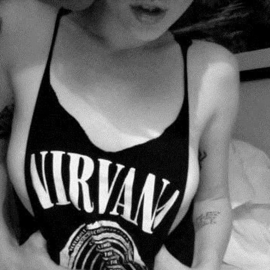 Девушка нирвана. Девушка nirvana. девушка в нирване. девушка в футболке нирвана. девушка в майке nirvana.