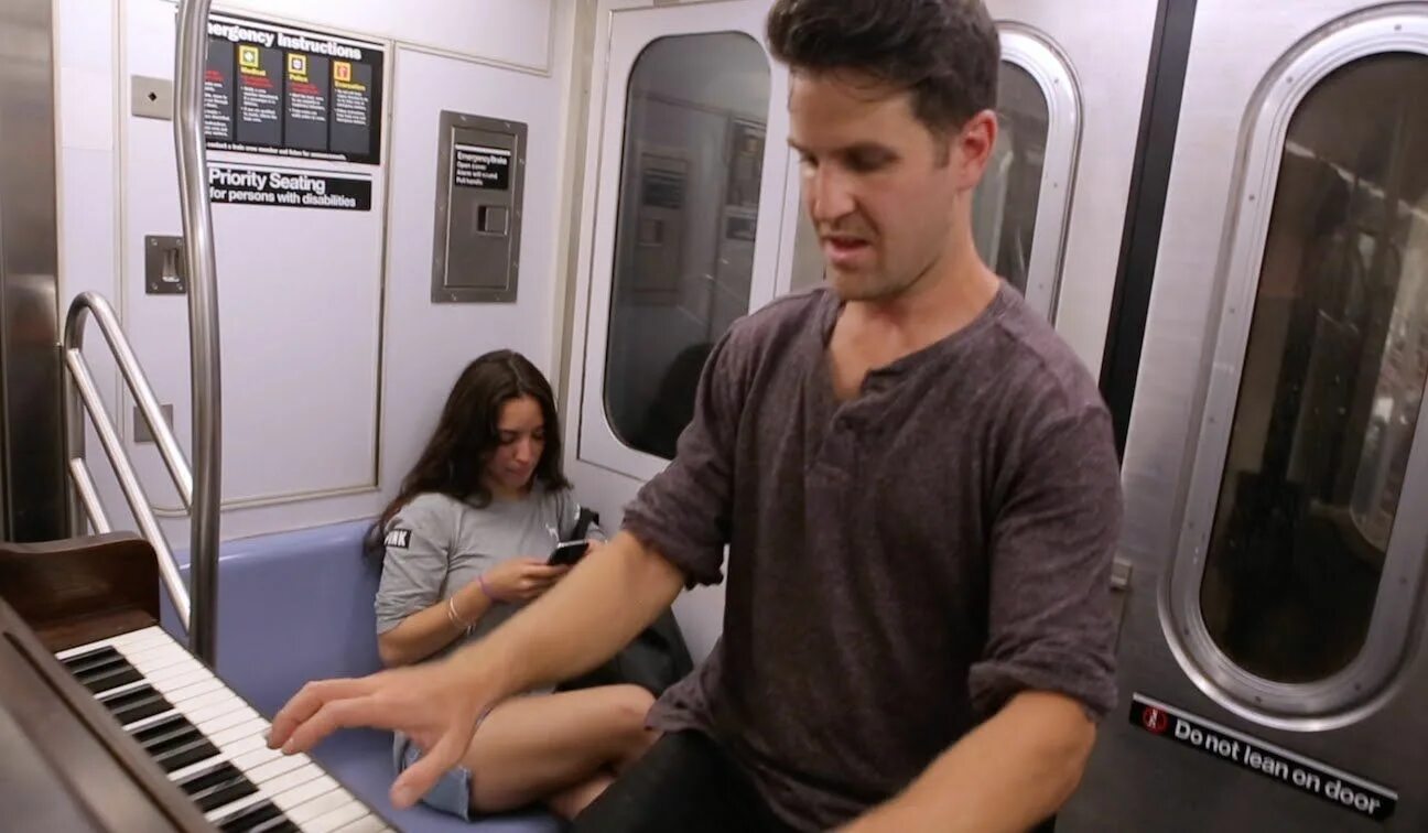 Метро рояль вк видео. Пианино в подземке. Пианино в метро. Играет на пианино в метро. Игра на пианино в метро.