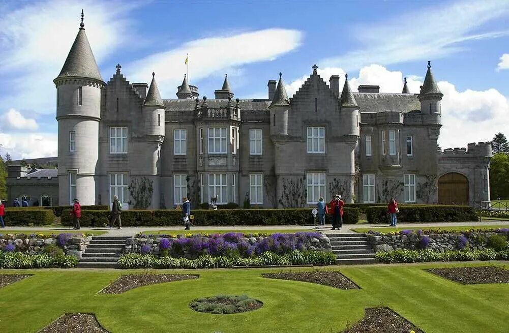 Резиденция королевской семьи. Балморал замок в Шотландии. Замок королевы Англии Балморал. Замок Балморал Шотландия внутри. Замок королевы в Шотландии Балморал.