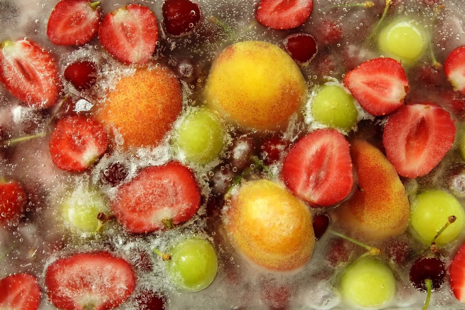 Freezing fruits. Замороженные фрукты и ягоды. Фрукты зимой. Быстро замороженые плоды и ягоды. Ягоды во льду.