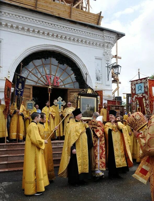 Крестный ход в белгороде сегодня во сколько. Крестный ход вокруг церкви. Крестный ход на Пасху. Атрибутика для крестного хода. Крестный ход на Пасху с епископом.