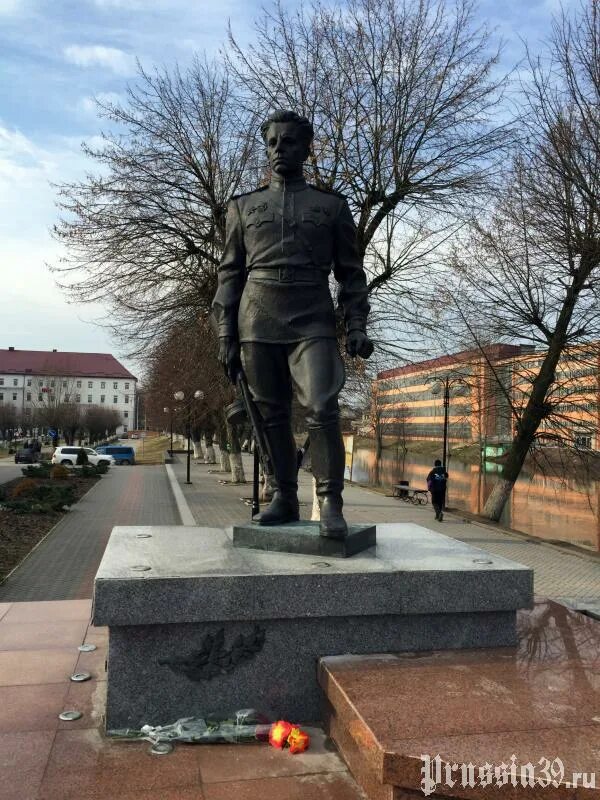 Памятник гусеву. Памятники в Гусеве Калининградской области. Памятники в Гусеве. Памятники Гусева Калининградской области. Памятник Гусева в Гусеве Калининградская область.