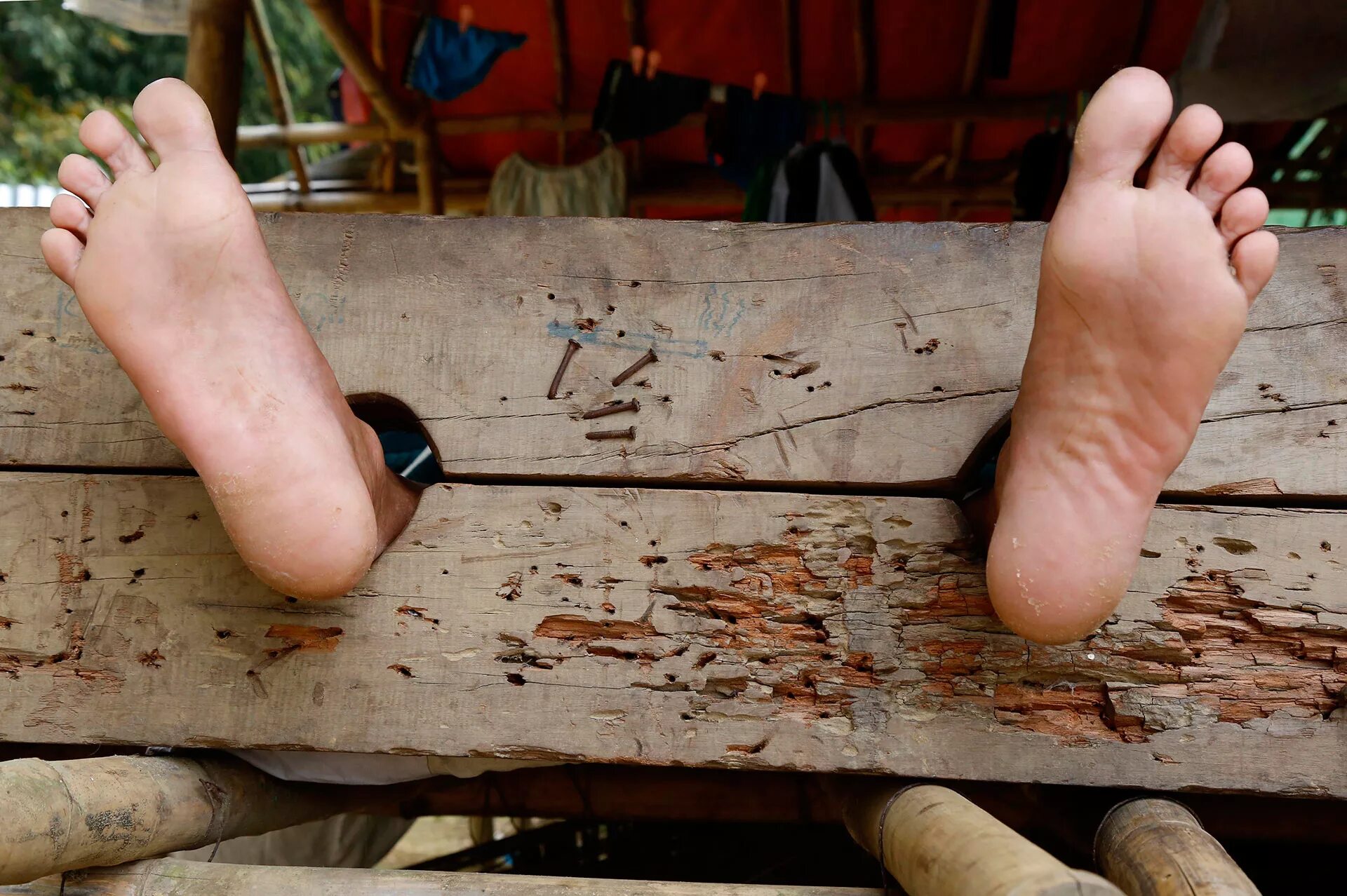 Фалака великолепный век. Ноги пытки девушке. Босиком в школе. Щекотать пятки. Женщина в цепях.