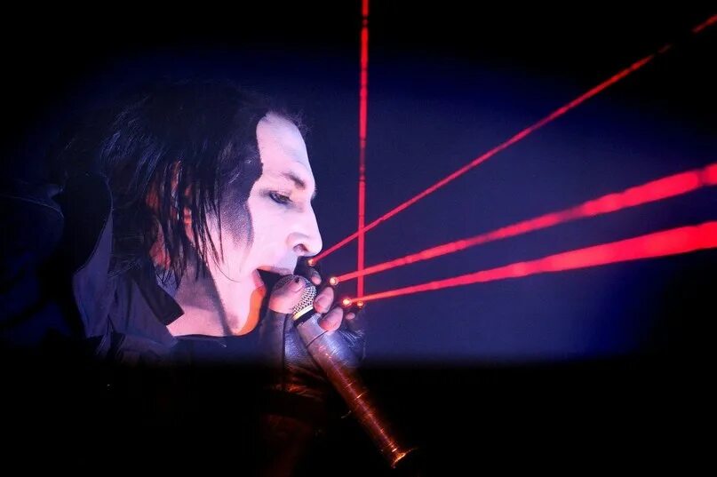 High end low end. Микрофонная стойка мэрилин мэнсон. marilyn manson the high end of low. группа мэрилин мэнсон и линкин парк.