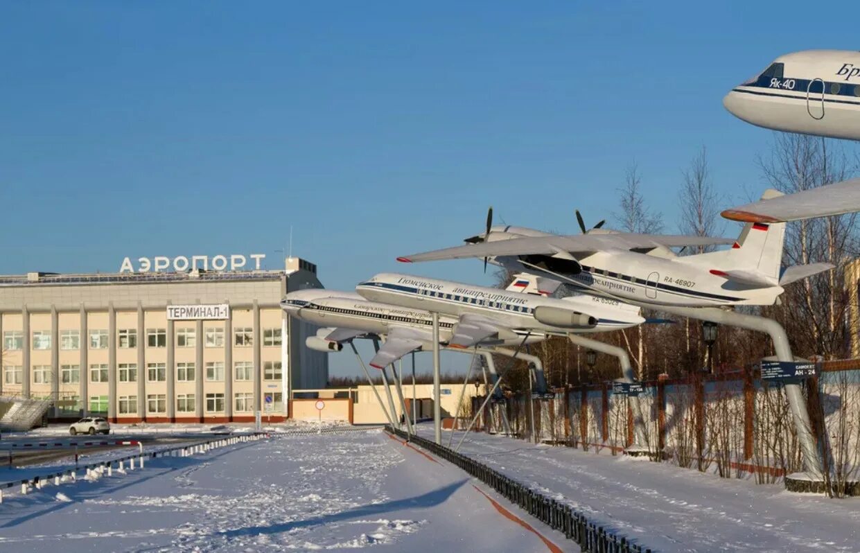международный аэропорт нижневартовск. аллея почета авиации нижневартовск. аэропорт нижневартовск внутри. и муравленко. старый аэропорт нижневартовска.