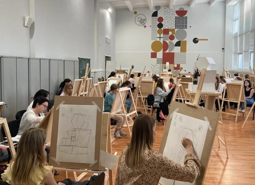 Вшэ факультет дизайна. Художественный университет дизайна. Российская государственная академия искусств в москве. Мгахи им сурикова живопись. Академия имени штиглица живопись.