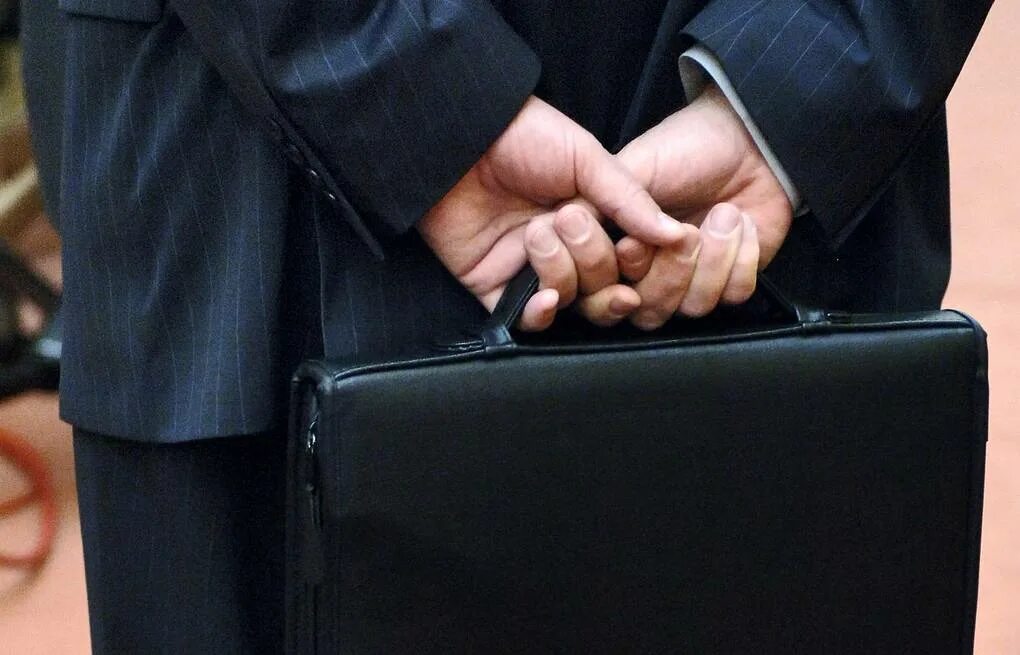 Отставка госслужащего. Превышение полномочий. злоупотребление властью. чиновник. отставка чиновника.