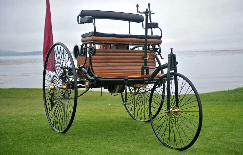 Первый автомобиль бенца. Benz Patent-Motorwagen 1886 двигатель. Benz Patent-Motorwagen 1886 года. Benz Motorwagen 1886 двигатель. Машина Benz Patent-Motorwagen.