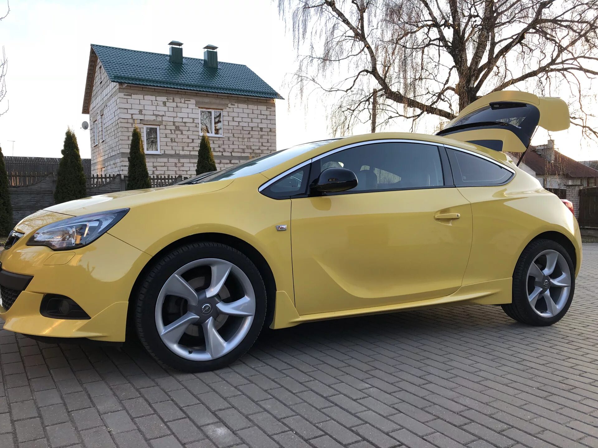 Astra GTC r19. Opel GTC r19. Opel Astra j GTC. Opel Astra j GTC диски r19. R opel