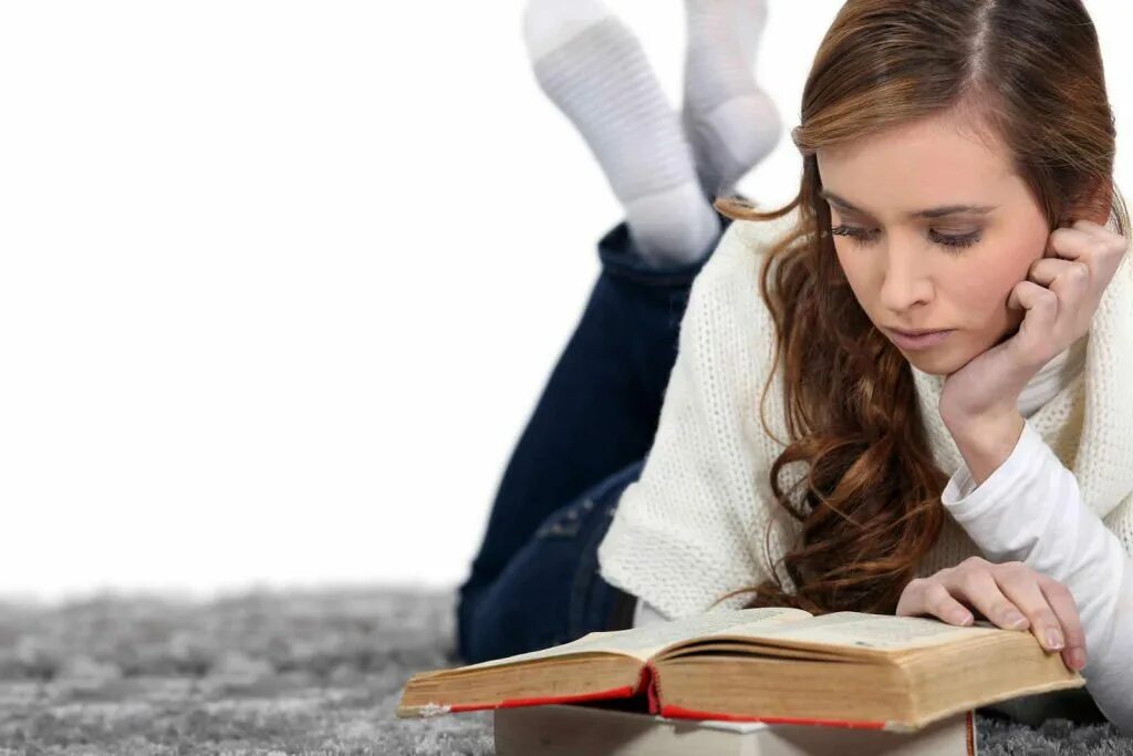 Читают ли подростки. Подросток с книгой. Чтение подростков. Подростки в библиотеке. Подростки читают книги фото.
