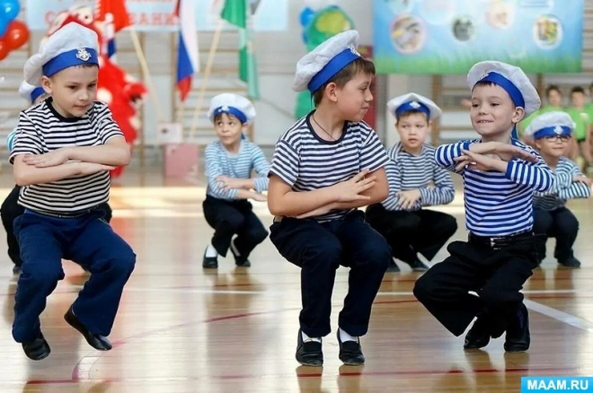 Детские танцы к 9 мая видео. Матросский танец яблочко. Танец Матросов яблочко. Моряки в детском саду. Костюм моряков для детей в детском саду.